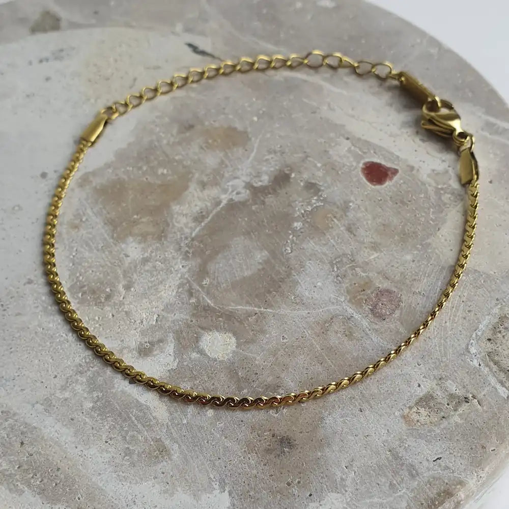 Delicate Twist Bracelet Gold plated in 15cm +56cm extender. Waterproof, sweatproof, hypoallergenic.