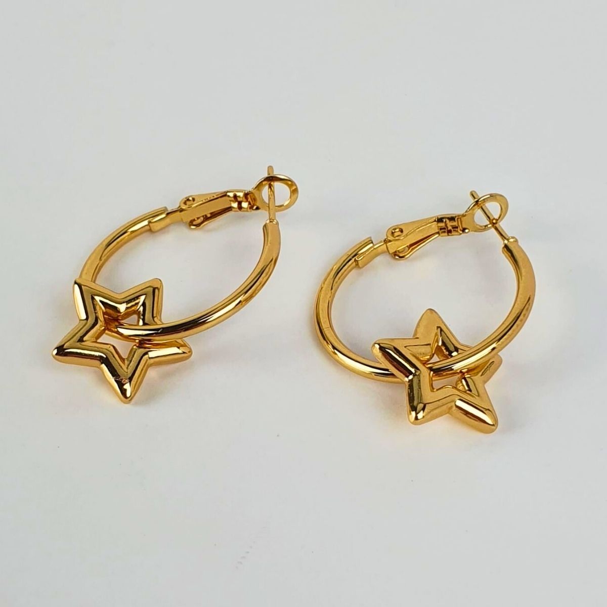 gold star hoop earrings in gold-plating. Hypoallergenic and waterproof hoop earrings.