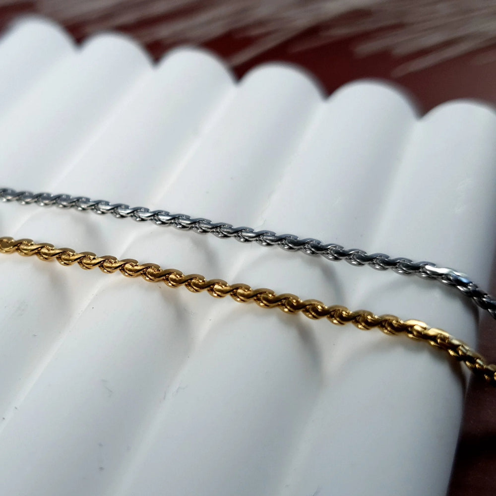 Delicate twist bracelet - Divine Me Essentials - Bracelet