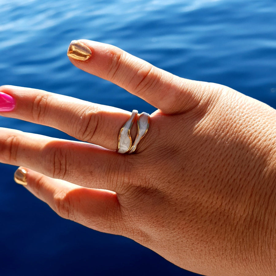 Adjustable ring in gold and white, great for plus-sized fingers 