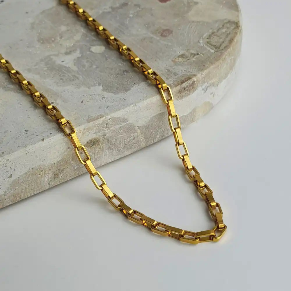 Bold Links Chain Necklaces in 18k gold plated available in shborterj 45cm + 5cm or longer 60cm + 5cm. Perfect for everyday layering or solo styling.
