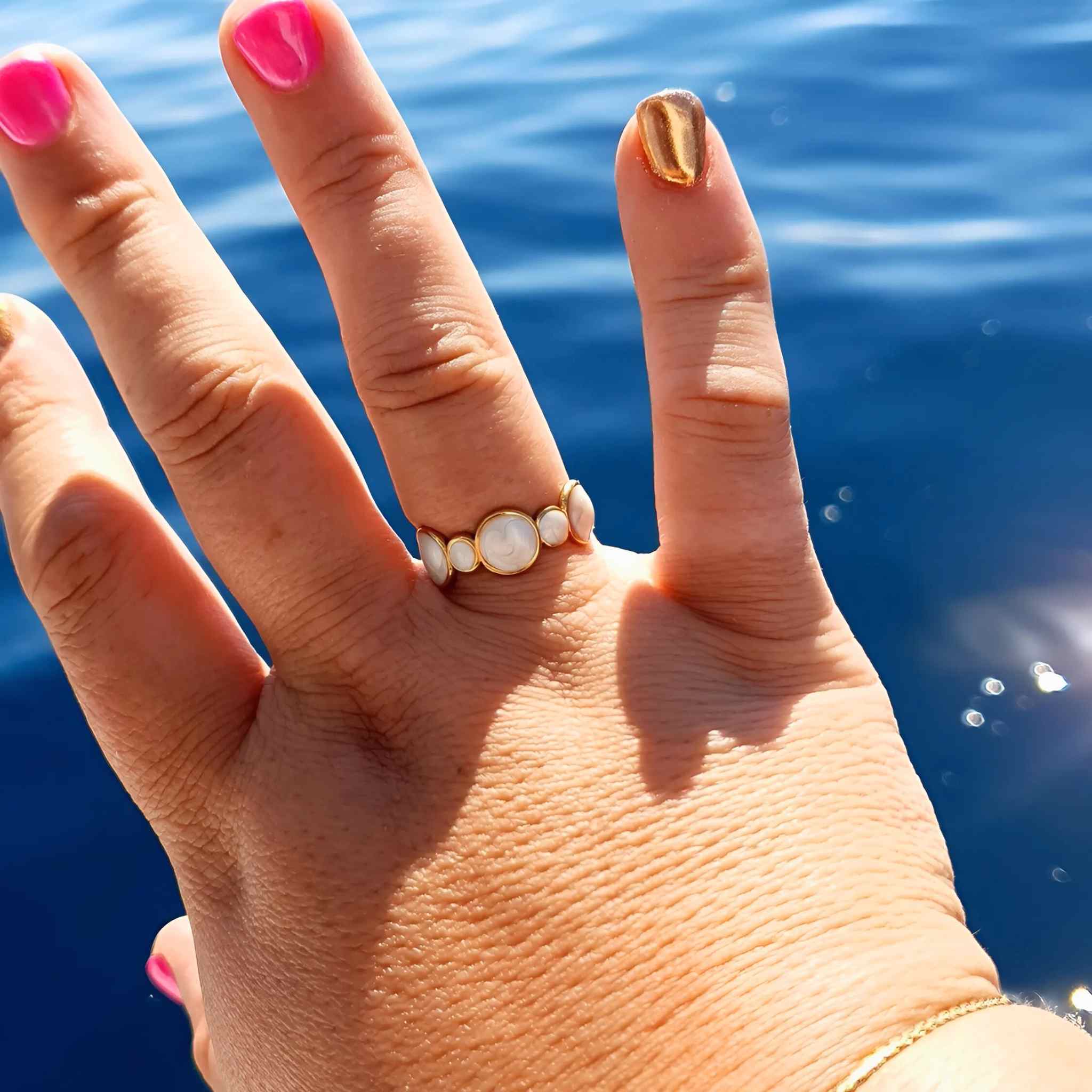 Bubbles adjustable ring in gold-plated stainless steel with white oil-drip enamel and rounded bubble-inspired design