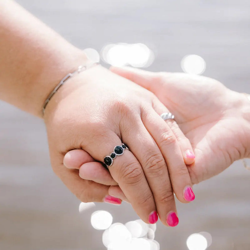 Bubbles adjustalbe ring in silver and gold on a plus sized woman. Resizeable, size-inclusive and unique.