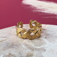 18K gold crisscross adjustable ring with flexible resizeabledesign for a custom fit