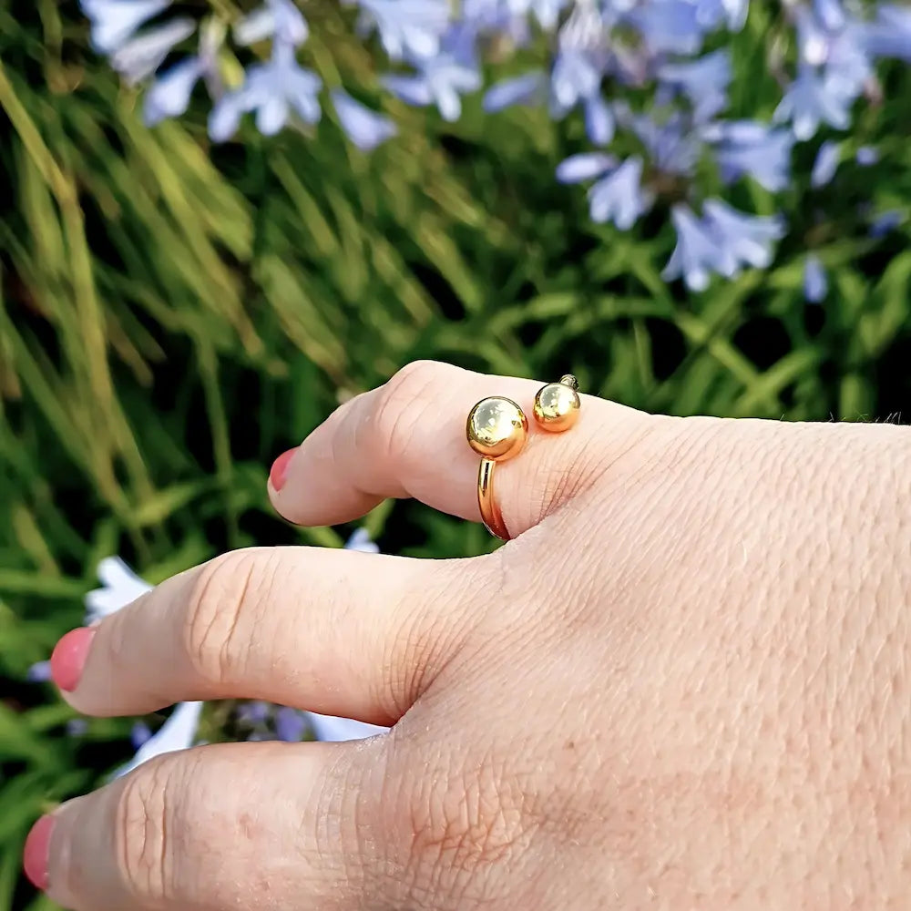 Woman wearing the Golden Duo gold-plated double-band adjustable ring on index finger, minimalist and elegant style