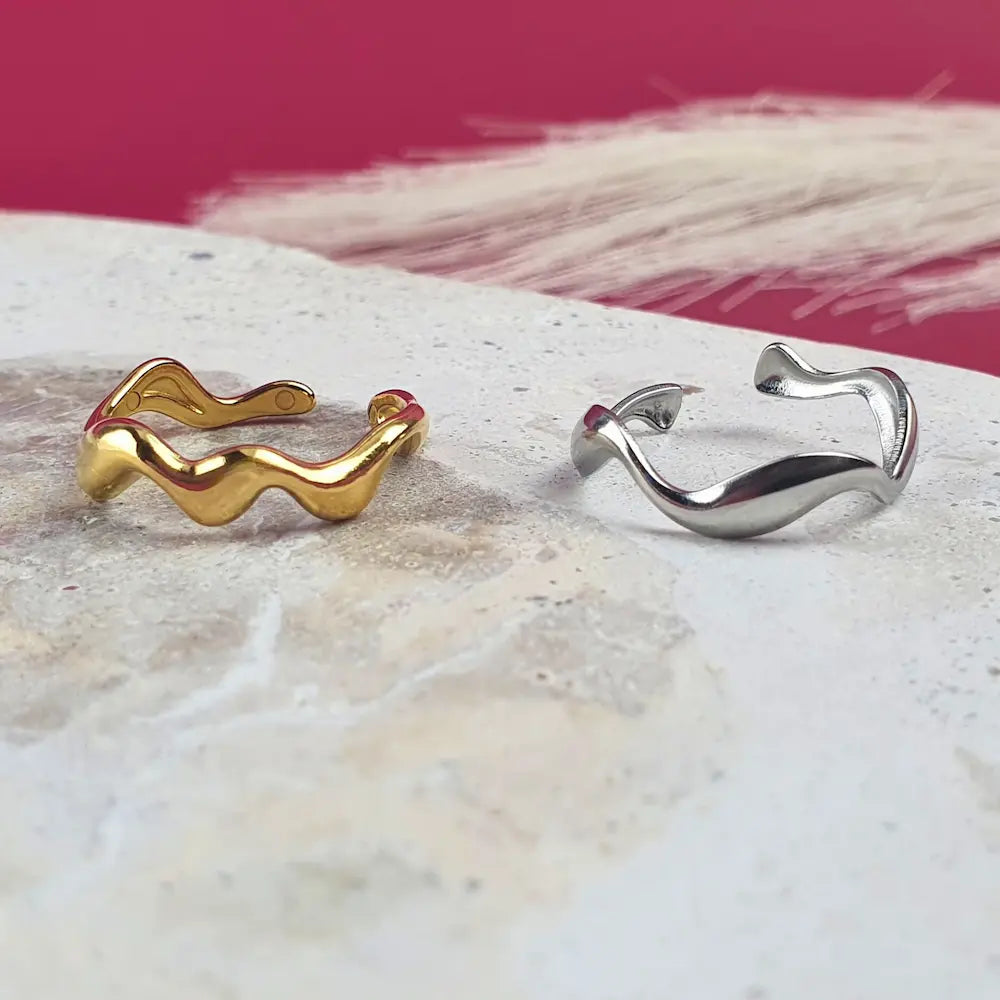 Say goodbye to sizing struggles. This adjustable wave ring in gold or silver fits any finger, is hypoallergenic, waterproof & doesn’t turn your skin green.