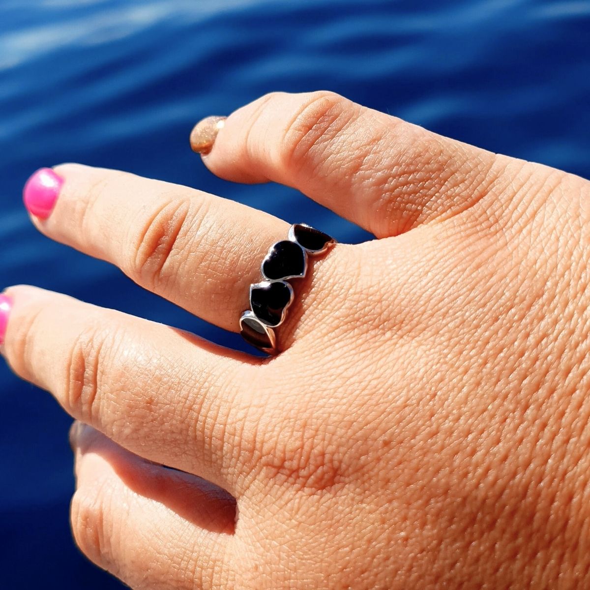 Eternal hearts adjustable ring in silver and black on a plus size hand. 