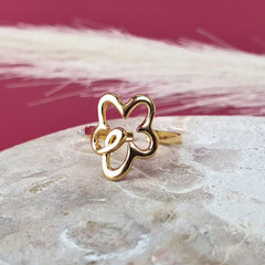 Cute flower adjustable ring in gold. Hypoallergenic and waterproof ring good for many different finger sizes. Rezieable and size-inclusive.