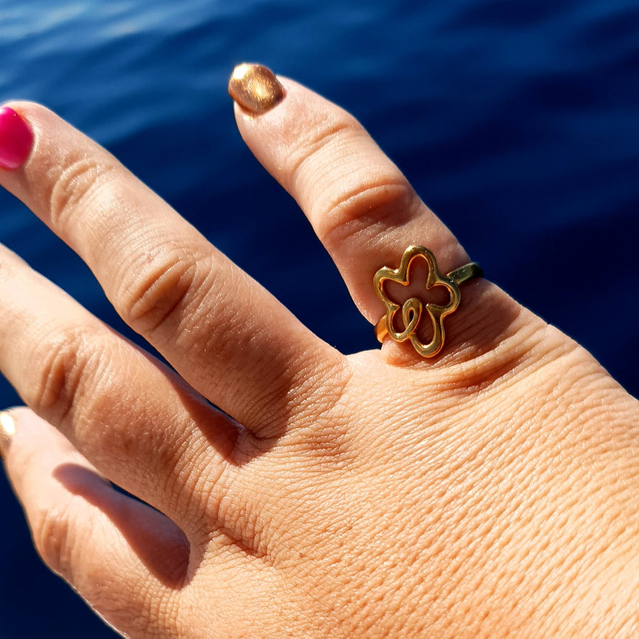 Flower power adjustable ring in gold on plus size hand. Waterproof and hypoallergenic ring.
