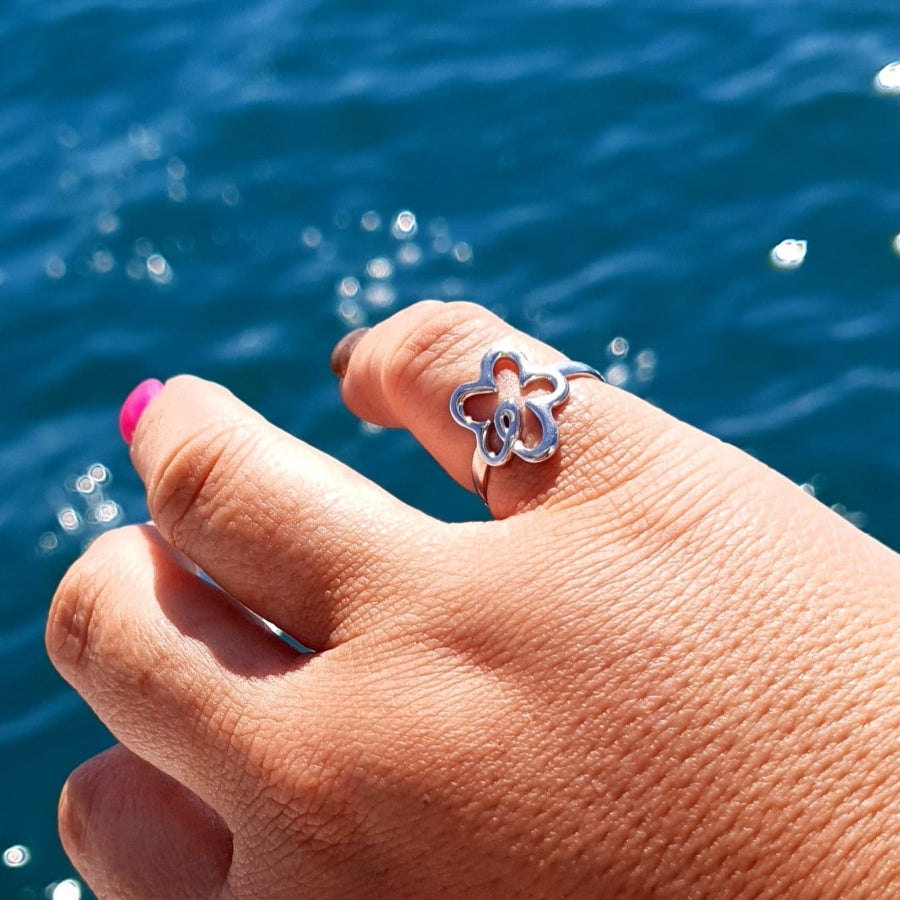 plus size woman wearing cute flower adjustable ring in NZ. Waterproof and hypoallergenic. 