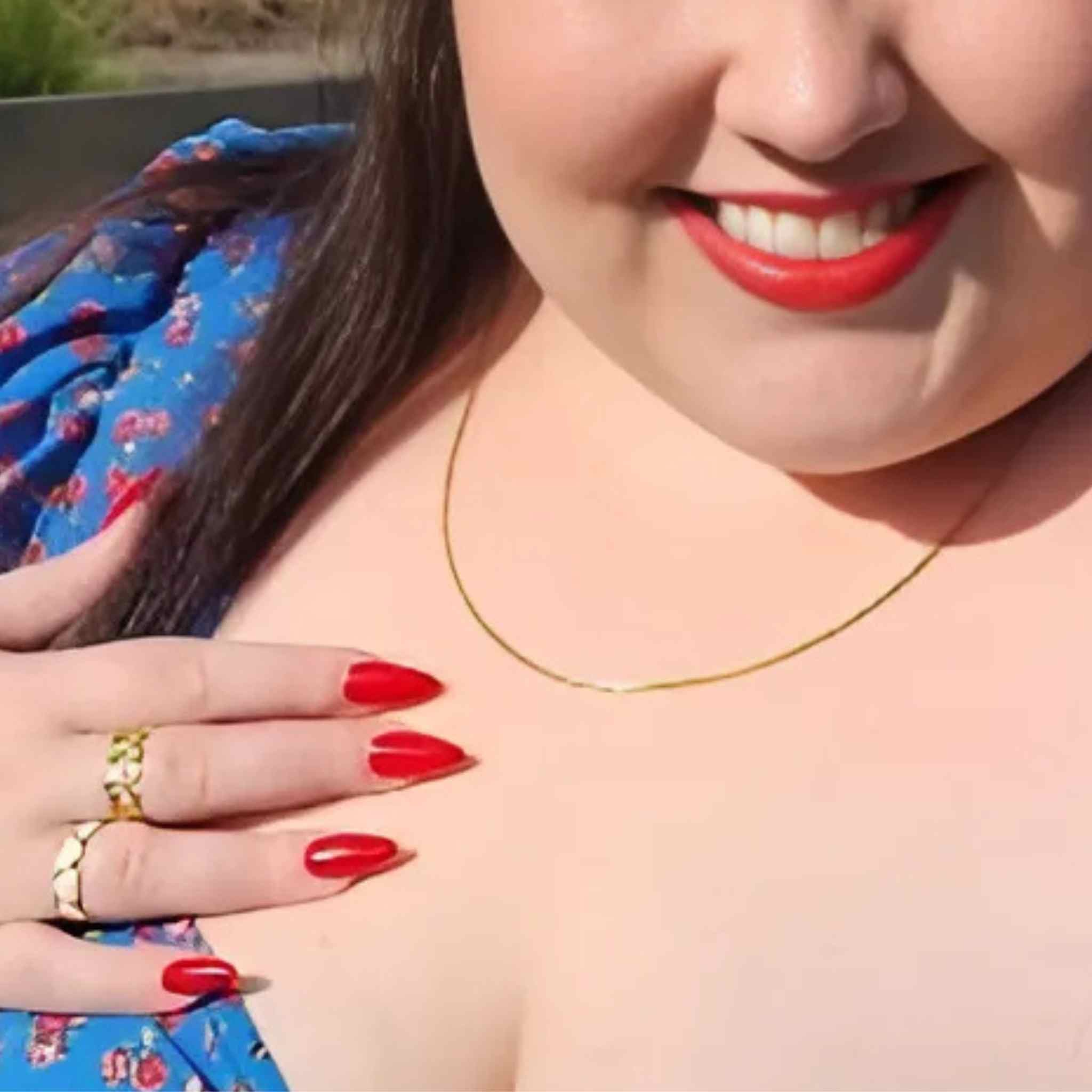 Plus-size woman wearing a Delicate Twist necklace in gold-plated stainless steel with a minimalist twisted chain design