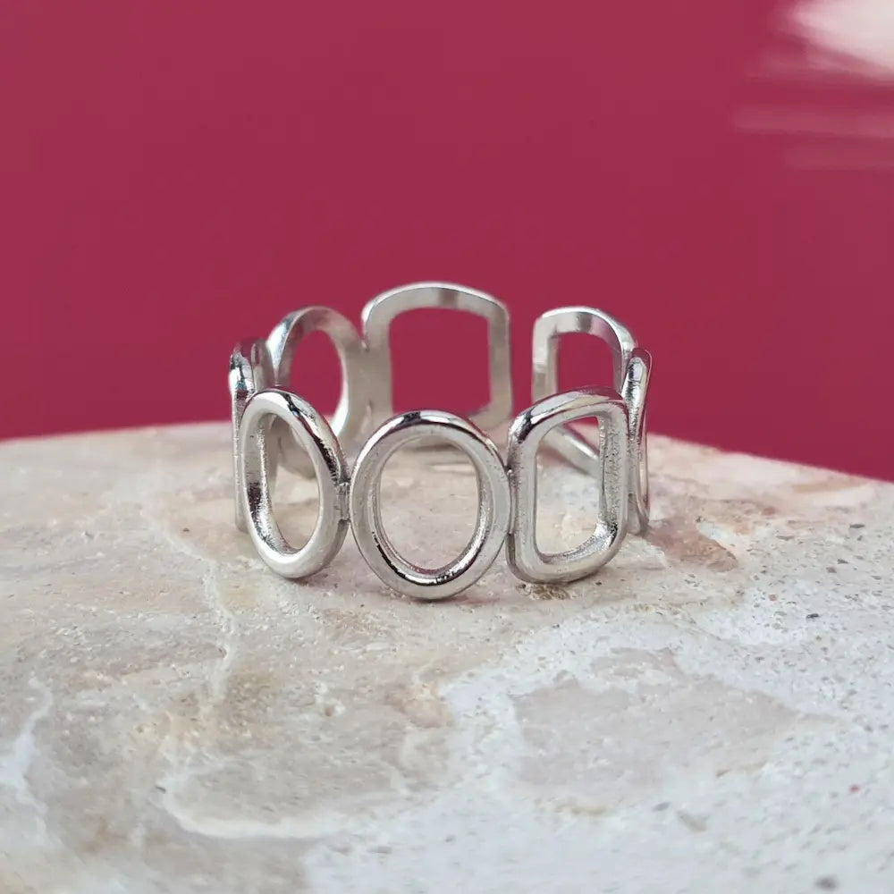 Harmonic shapes adjustable ring in silver on a stainless steel base. Waterproof, hypoallergenic and size-inclusive.