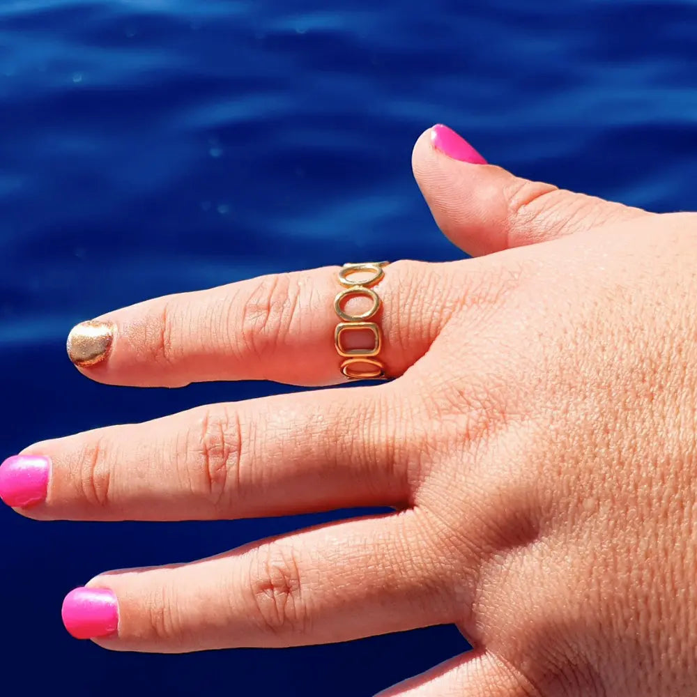 harmonic shapes adjustable ring in gold on a plus sized woman. Resizeable and size-inclusive adjustable ring. Great for gifting!