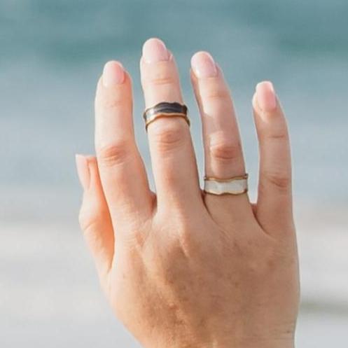Smile and wave open ring in both white and black options on 18k gold plated stainless steel. Stunning ring from day to night. 