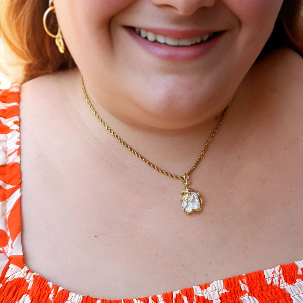 Plus-size model wearing the stunning gold-plated Baroque Pearl Necklace with a natural baroque pearl pendant and rhinestones. A delicate yet luxurious piece that complements any style.