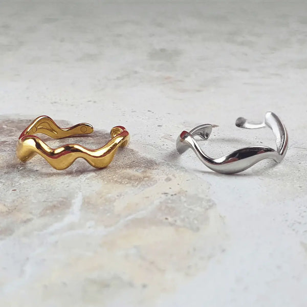 Say goodbye to sizing struggles. This adjustable wave ring in gold or silver fits any finger, is hypoallergenic, waterproof & doesn’t turn your skin green.